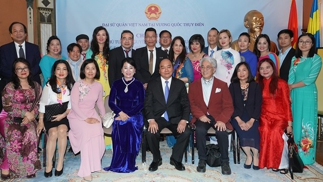 Prime Minister Nguyen Xuan Phuc and his spouse visit Vietnamese embassy staff and expatriates in Sweden (Photo: VGP)