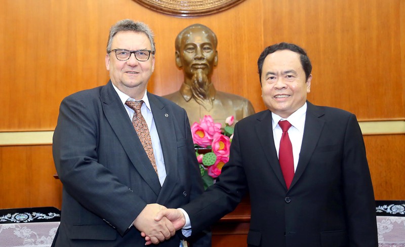 VFF President Tran Thanh Man (R) and Finnish Ambassador Kari Kahiluoto (Photo: daidoanket.vn) 