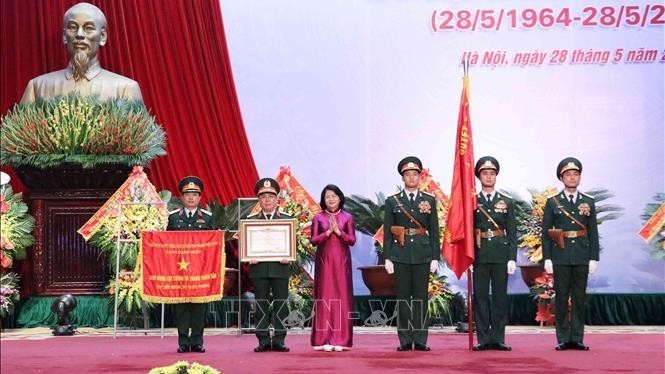 VP Dang Thi Ngoc Thinh presents the ‘Hero of the People’s armed forces’ title to the Department of Foreign Relations. (Photo: VNA)