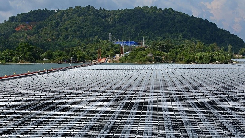 Solar panels are installed on the water surface at the Da Mi solar power plant. (Photo: VGP)