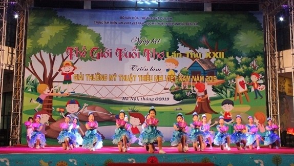 A children’s art performance at the opening of the festival (Photo: hanoimoi.com.vn)