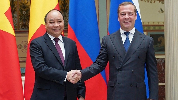 PM Nguyen Xuan Phuc (L) and his Russian counterpart Dmitry Medvedev.