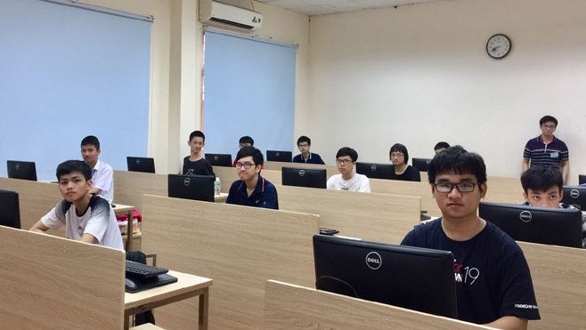 Vietnamese students attend the contest