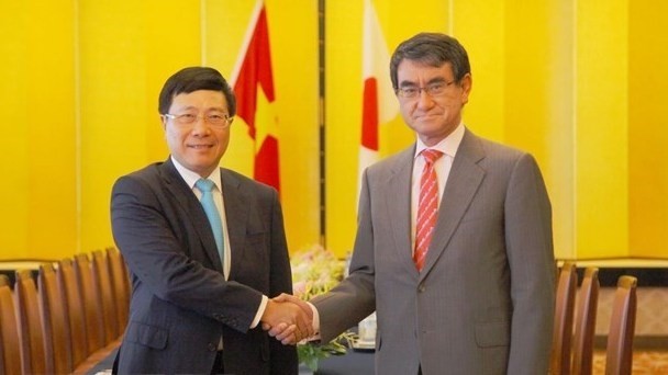 Deputy Prime Minister and Foreign Minister Pham Binh Minh (L) and Japanese Foreign Minister Taro Kono (Source: VNA)