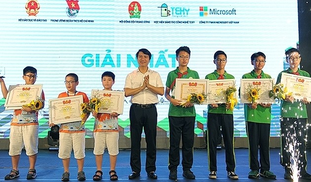 Outstanding contestants presented with first prizes.