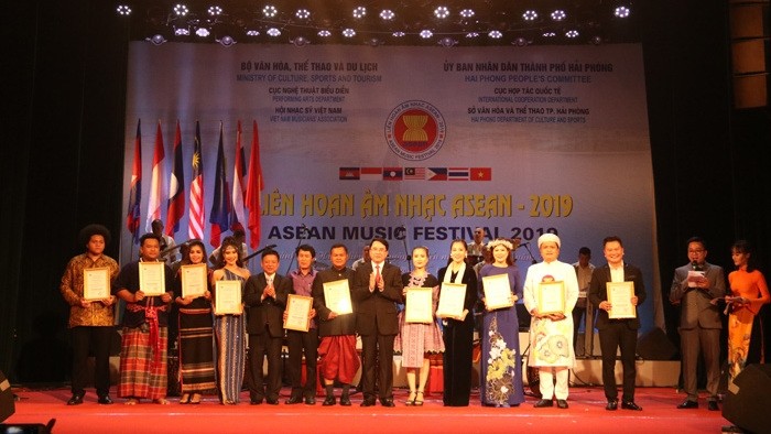 Gold medallists honoured at the closing ceremony (Photo: hanoimoi.com.vn)