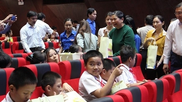 Politburo member and NA Vice Chairwoman Tong Thi Phong (in green) presents gifts to children at Da Nang Children’s Palace on June 1. (Photo: NDO/Thanh Tam)