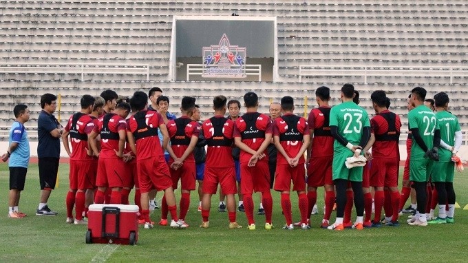 Coach Park Hang-seo talks with the players ahead of the training session. (Photo: Vietnam Football Federation)