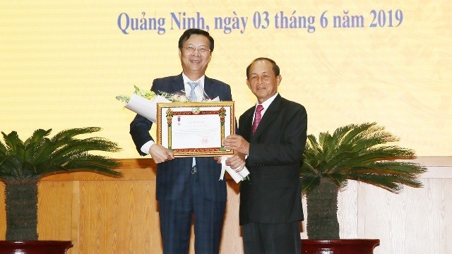 A second-class Labour Medal conferred by the Lao President was presented to Secretary of the Quang Ninh provincial Party Committee and Chairman of the provincial People’s Council Nguyen Van Doc (L). (Photo: baoquangninh.com.vn)