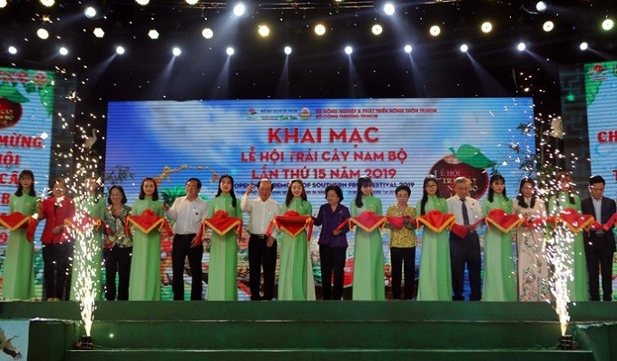 Delegates cut the ribbon to launch the festival. (Photo: nld.com.vn)