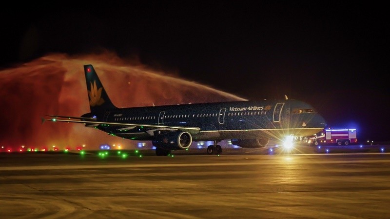 The aircraft, operated by Vietnam Airlines, landed at Van Don Airport on the early morning of June 6. (Photo: Bao Dau Tu)