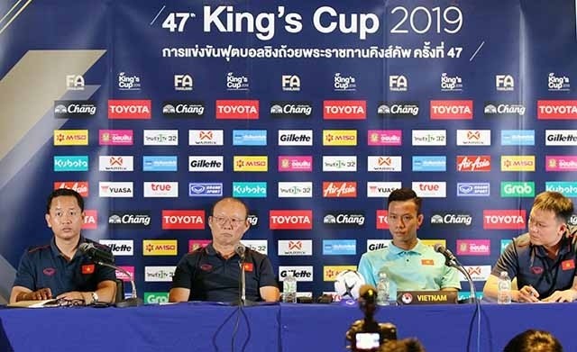 Vietnam coach Park Hang-seo (second from left) and captain Que Ngoc Hai (second from right) attend the press conference in Buriram on June 4.