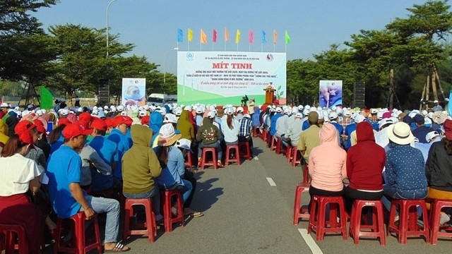 Thousands of workers attended the event and pledged to limit the use of plastic utensils. (Photo: NDO/Quoc Viet)