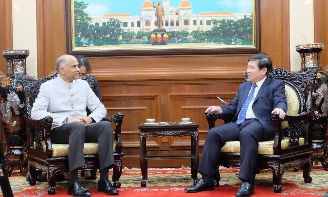 Chairman of the Ho Chi Minh City People’s Committee Nguyen Thanh Phong (R) receives outgoing Indian Ambassador to Vietnam Parvathaneni Harish.