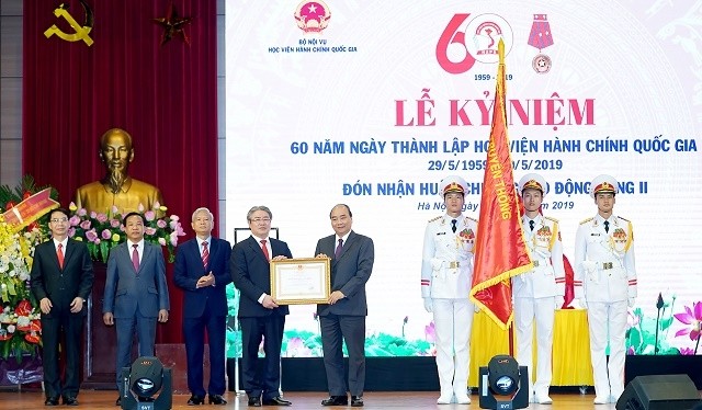 Prime Minister Nguyen Xuan Phuc (fifth from left) presents Labour Order, second class, to leaders of the National Academy of Public Administration (Photo: VGP)