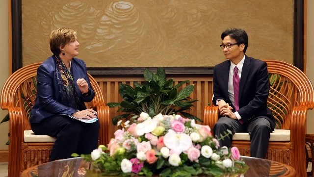 Deputy PM Vu Duc Dam (R) and new Representative of the UNICEF in Vietnam Rana Flowers. (Photo: VGP)
