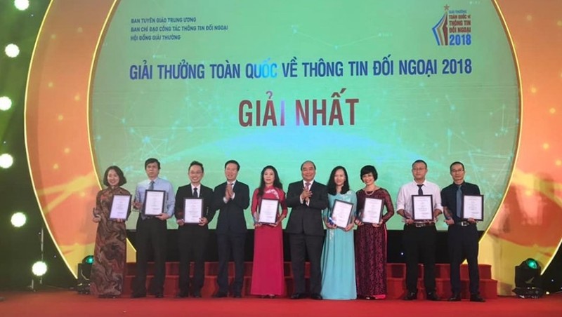 Prime Minister Nguyen Xuan Phuc and first-prize winners (Photo: NDO/Ngoc Hoan)