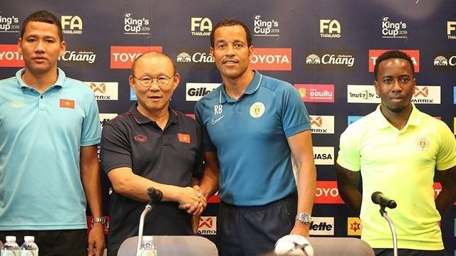 Vietnam head coach Park Hang-seo (L) and Curacao coach Remko Bicentini at the press conference.