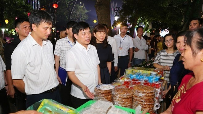 Visitors to the Hanoi Cuisine Culture Festival opened on June 7 (Photo: VNA)