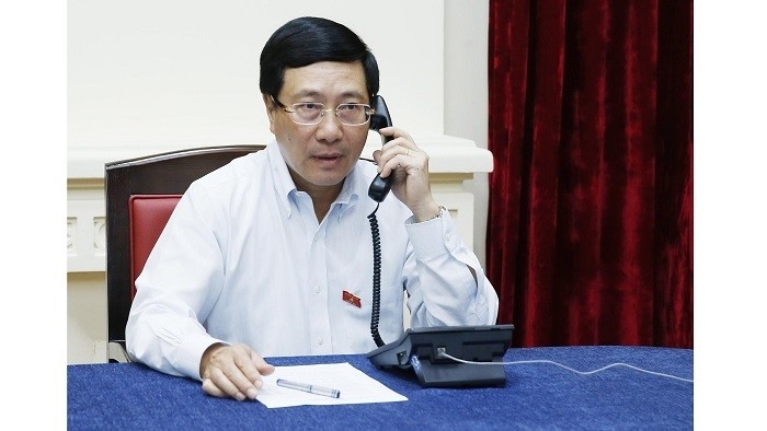 Deputy Prime Minister and Foreign Minister Pham Binh Minh holds telephone talks with Singaporean Foreign Minister Vivian Balakrishnan on June 7. (Photo: VNA)