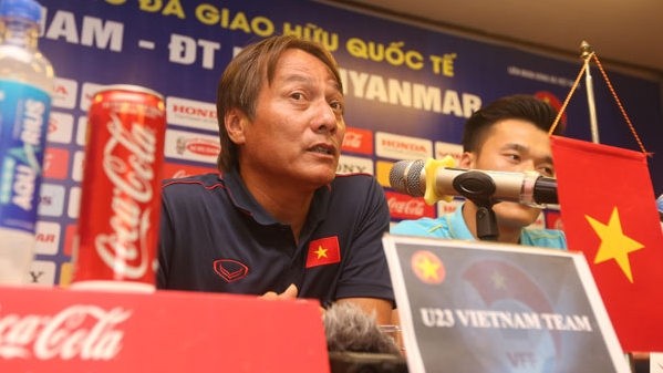 Assistant coach of Vietnam U23s Nguyen Van Dan and captain Bui Tien Dung at the press conference. 