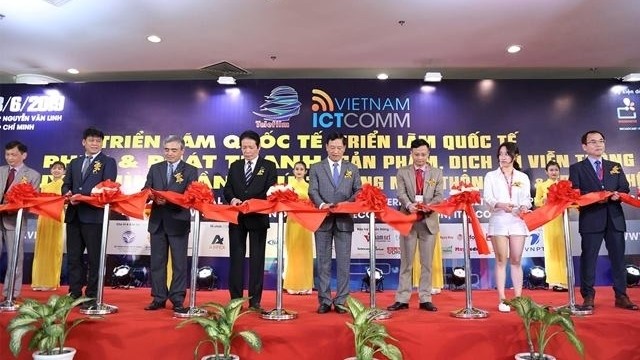 Delegates cut the ribbon to launch the Vietnam ICT COMM 2019.