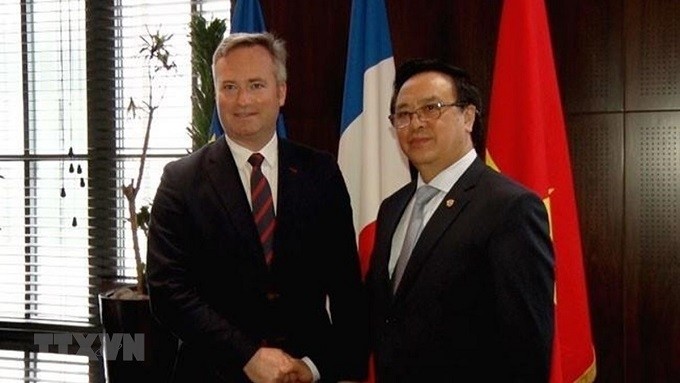 Chairman of the CPV Central Committee’s Commission for External Relations Hoang Binh Quan (R) and Minister of State attached to the French Minister for Europe and Foreign Affairs Jean-Baptiste Lemoyne. (Photo: VNA)