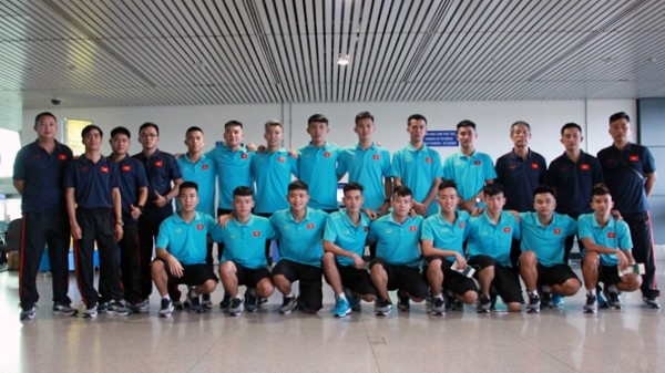 Vietnam U20 futsal team take a group photo at Tan Son Nhat airport before departing to Iran for training, Ho Chi Minh City, June 7. (Photo: Vietnam Football Federation)