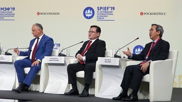 Politburo member and Head of the Party Central Committee’s Economic Commission Nguyen Van Binh (first, right) at a dialogue of the 23rd St. Petersburg International Economic Forum. (Photo: VNA)
