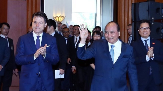 Prime Minister Nguyen Xuan Phuc (R) and his Italian counterpart Giuseppe Conte attend third High-Level Dialogue on Italy-ASEAN Economic Relations (Source: VNA)