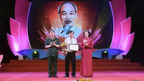 First prize winner Duong Ut (centre) honoured at the awards ceremony (Photo: hanoimoi.com.vn)