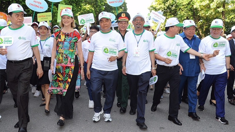 PM Nguyen Xuan Phuc joins a walk to called for reduction in plastic use. (Photo: Tran Hai)