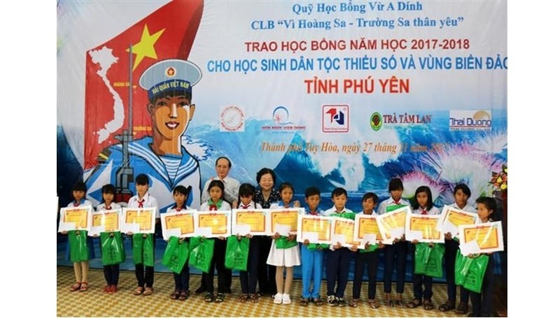Scholarships were presented to students of ethnic groups and children of naval soldiers and fishermen in the central coastal province of Phu Yen. (Photo: VNA)