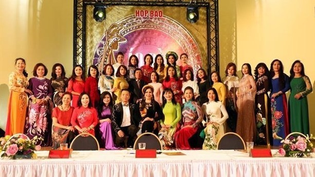 The organising committee honours the women with significant contributions to activities of the Vietnamese community in Europe. (Photo: VNA)