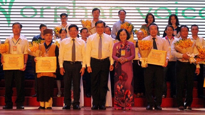 The city’s leaders present flowers to donors at the event (Photo: baodanang.vn)