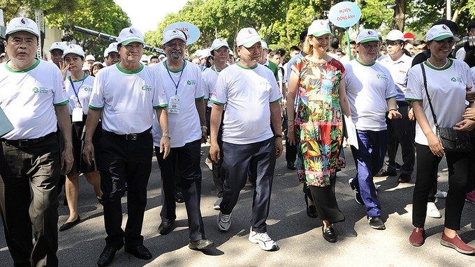 PM Nguyen Xuan Phuc and other delegates join a walk to call for reduction in plastic use. 