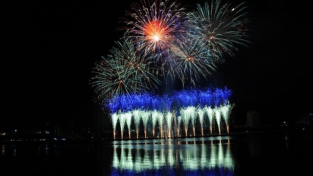 Fireworks performance by Brazil’s News Fireworks do Brasil during the Da Nang International Fireworks Festival. (Photo: NDO/Anh Dao)