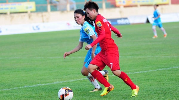 Phong Phu Ha Nam (in red) hardly break a sweat to beat Son La in their opening match on June 10.
