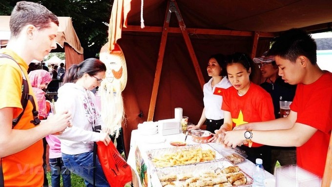 Vietnam introduces traditional food to Czech friends. (Photo: VNA)