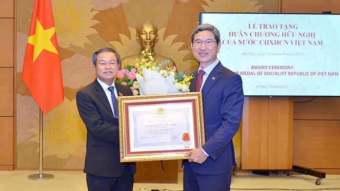 NA Vice Chairman Do Ba Ty (L) presents the Friendship Order to head of the National Assembly’s Environment and Labour Committee of the RoK, Kim Hak-yong in Hanoi on June 13. (Photo: daibieunhandan.vn)