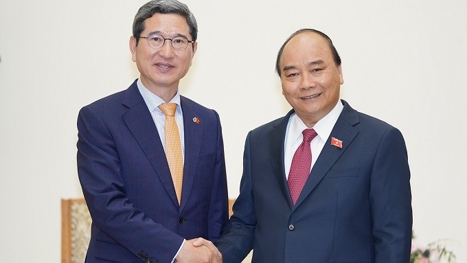 PM Nguyen Xuan Phuc (R) receives Chairman of the RoK-Vietnam Parliamentary Friendship Group Kim Hack-yong. (Photo: VGP)