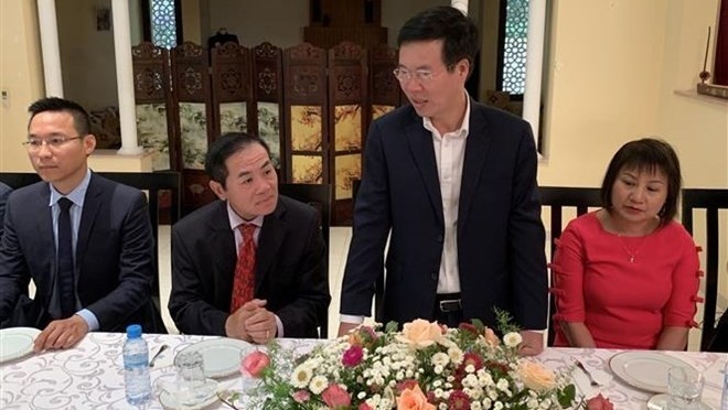  Head of the CPV Central Committee’s Commission for Communication and Education Vo Van Thuong (standing) in the meeting with the Vietnamese Embassy in Morocco (Photo: VNA)