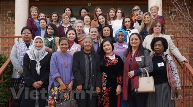 Ambassadors’ spouses pose together during the event. (Photo: VNA)