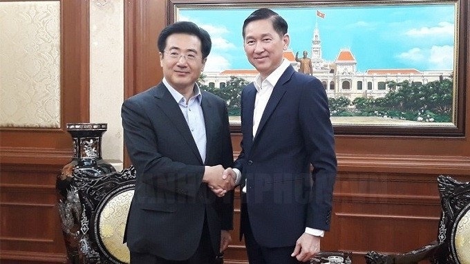 Vice Chairman of the Ho Chi Minh City People’s Committee Tran Vinh Tuyen (R) receives Chief of the RoK’s National Assembly Budget Office Lee Jong-hoo.