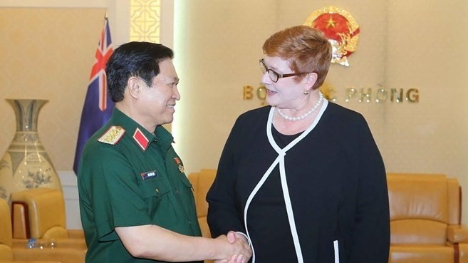 Minister of National Defence Gen. Ngo Xuan Lich (L) shakes hands with Australian Minister for Foreign Affairs Senator Marise Payne (Photo: VNA)