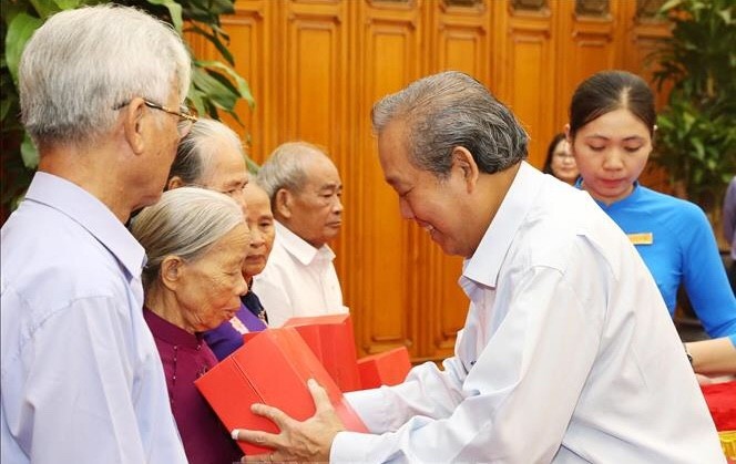 Deputy PM Truong Hoa Binh presents gifts to national contributors from Thua Thien - Hue province. (Photo: VNA)