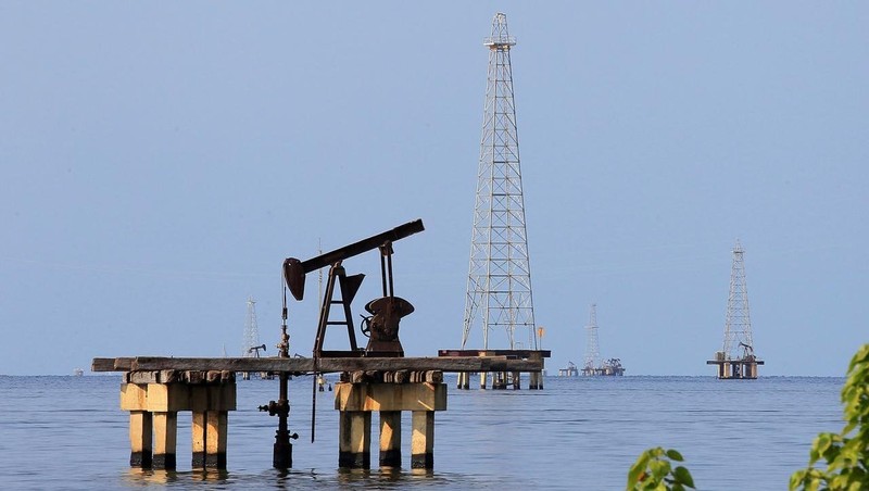Oil facilities are seen on Lake Maracaibo in Cabimas, Venezuela on January 29, 2019. (Photo: Reuters)