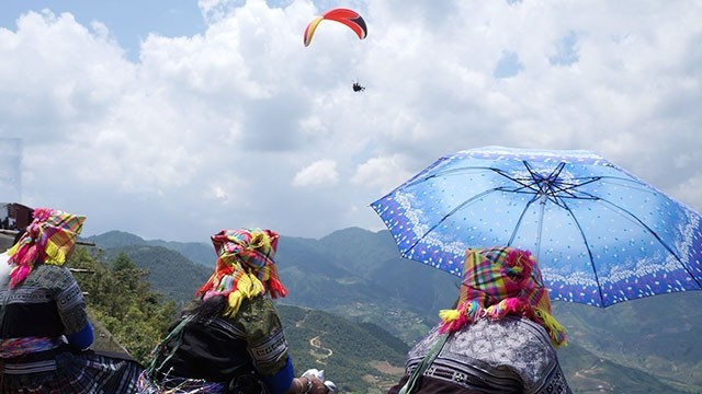Many H’mong ethnic people flock to the festival to watch the paragliding performances