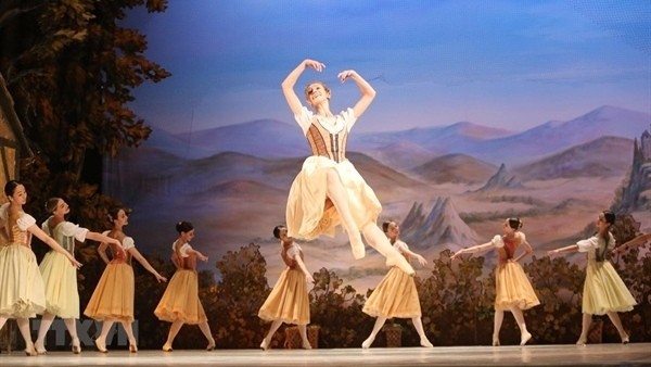 The classical ballet Giselle was performed by the Ural Opera Ballet Theatre in Hanoi on June 12. (Photo: baovanhoa)