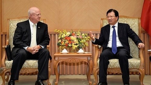 Deputy Prime Minister Trinh Dinh Dung (R) hosts Jerry Cook, Vice President Government and Trade Relations at Hanesbrands (Source VGP)